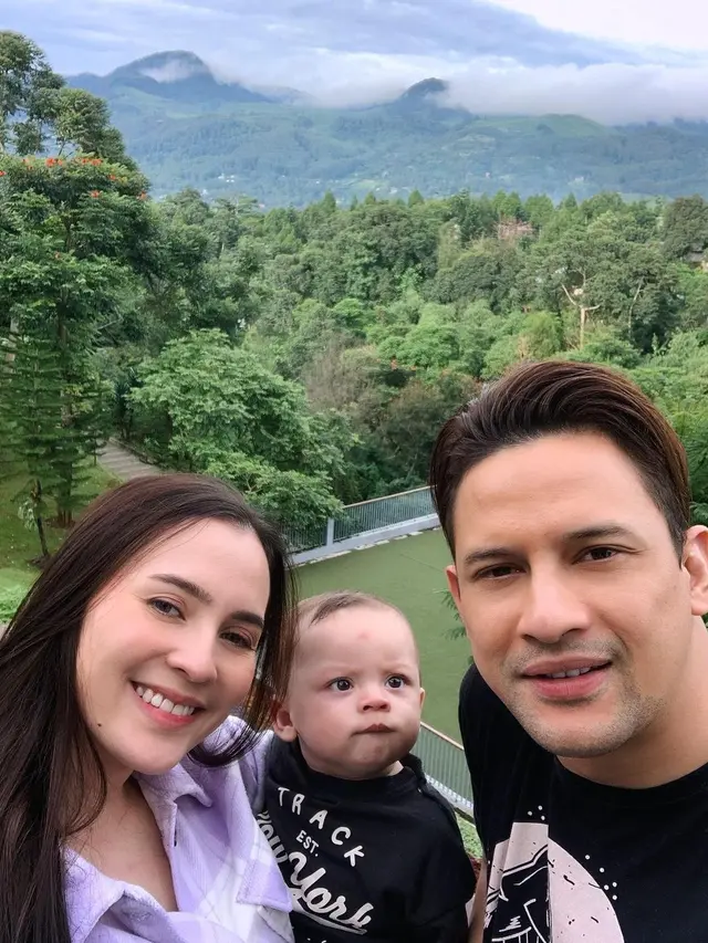 Usir Pengasuh Lalai, Ini 7 Kebersamaan Lucky Perdana dan Lidi Brugman Asuh Anak