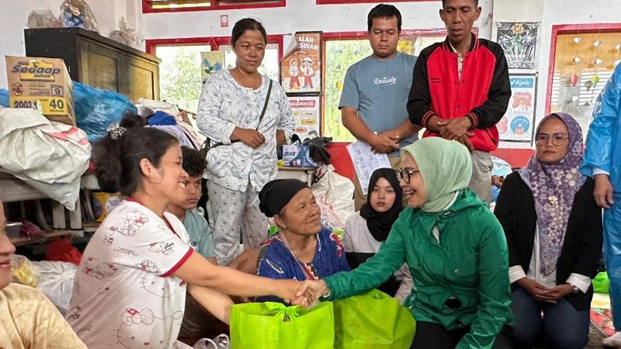 Rustini Muhaimin Salurkan Bantuan Banjir Sumbar, Ajak Masyarakat Pulih Bersama