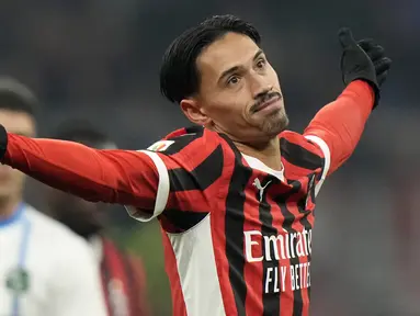 Pemain AC Milan, Tijjani Reijnders melakukan selebrasi setelah mencetak gol melalui tendangan jarak jauh ke gawang Sassuolo pada laga lanjutan Liga Italia 2024/2025 yang berlangsung di San Siro, Milan, Italia, Rabu (04/12/2024) dini hari WIB. (AP Photo/Luca Bruno)