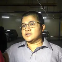 Bacil saat ditanya soal kabar pernikahannya dengan Celine Evangelista. (Basyir Latifan/Bintang.com)