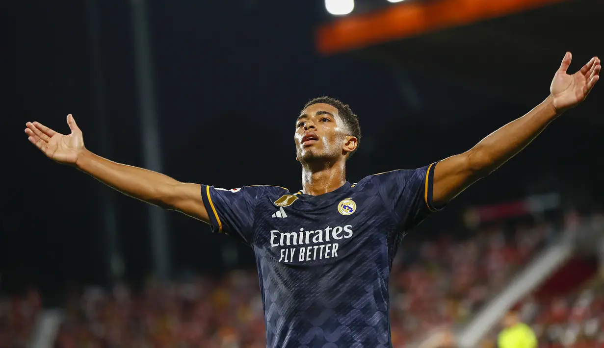 <p>Selebrasi gelandang Real Madrid, Jude Bellingham setelah mencetak gol ketiga timnya ke gawang Girona pada laga pekan ke-8 Liga Spanyol 2023/2024 di Montilivi Stadium, Girona, Spanyol, Sabtu (30/9/2023) malam WIB. (AP Photo/Joan Monfort)</p>