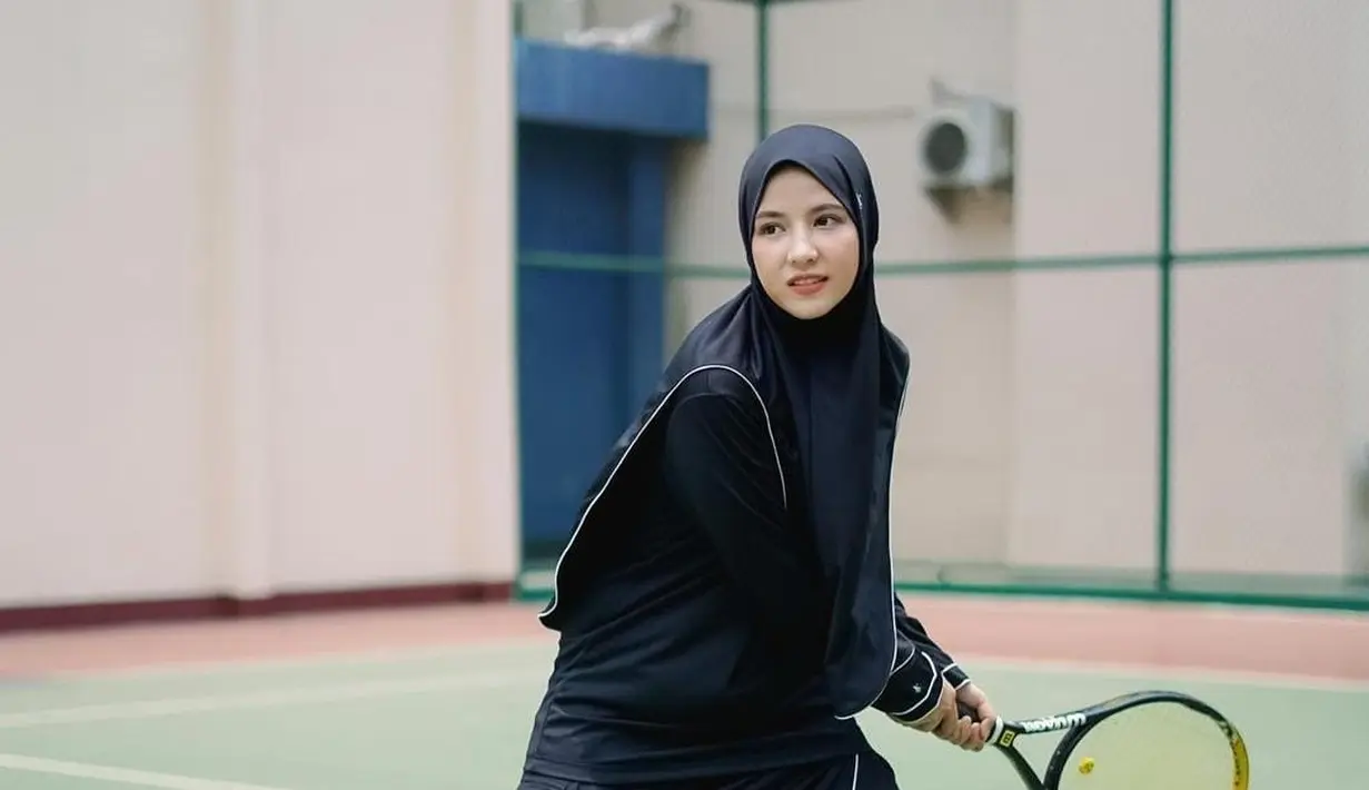 Selain teman-temannya, Natasha Rizky juga menjadi model untuk pakaian barunya tersebut. Dia tetap terlihat stylish meski berolahraga [instagram/natasharizkynew]