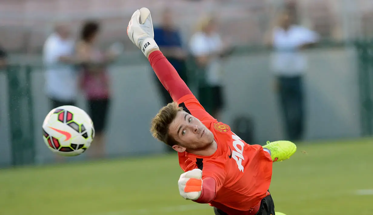 Jelang berlaga kontra LA Galaxy, penjaga gawang Manchester United, David De Gea, berlatih refleks menangkap bola, di Rose Bowl, Pasadena, Amerika Serikat, (22/7/2014). (Jayne Kamin-Oncea-USA TODAY Sports)