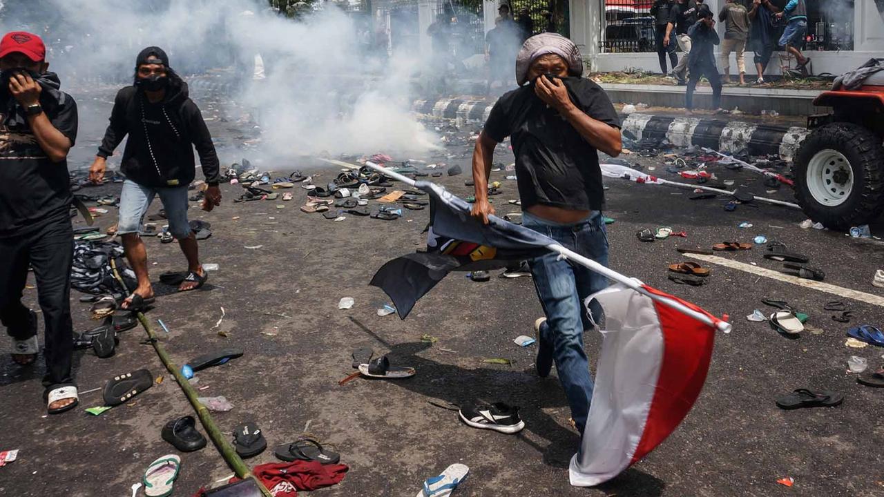 FOTO: Pati Bergejolak, 100 Ribu Massa Turun ke Jalan