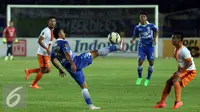 Pemain tengah Persib, Firman Utina (tengah) mencoba menguasai bola saat laga melawan PBFC di leg kedua Perdelapan Final Piala Presiden 2015 di Stadion Si Jalak Harupat, Bandung, Sabtu (26/9/2015). Persib unggul 2-1. (Liputan6.com/Helmi Fithriansyah)