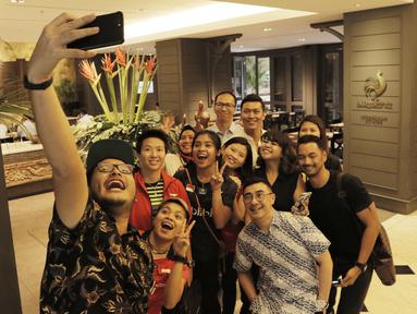 Para content creators foto bersama dengan pebulutangkis Indonesia di Jakarta, Selasa (24/7/2018). Acara tersebut dalam rangka memberi dukungan untuk para atlet jelang Asian Games 2018. (Bola.com/M Iqbal Ichsan)