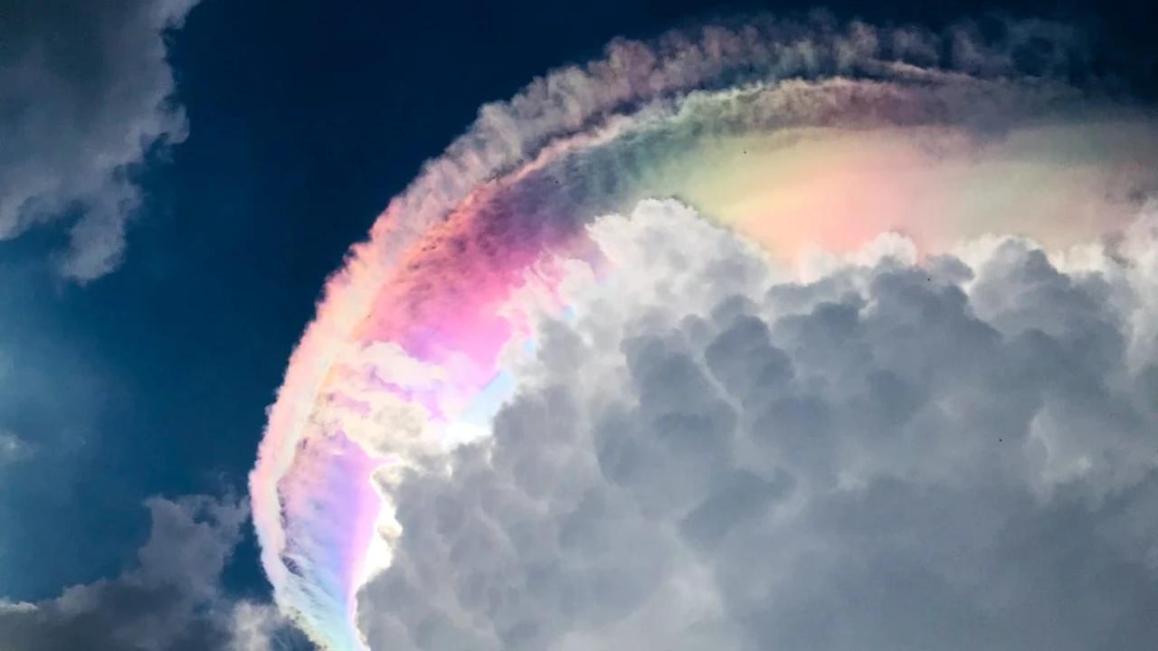Langit Jonggol Mendadak Berwarna, Awan Mirip Pelangi Bikin Warga Takjub