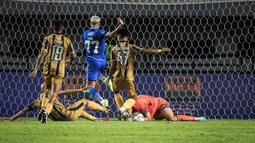 Kiper Dewa United, Sonny Stevens (kanan) berusaha menghalau bola tendangan pemain Persib Bandung, Ciro Alves pada laga pekan ketiga BRI Liga 1 2023/2024 antara Persib Bandung melawan Dewa United di Stadion GBLA, Bandung, Jumat (14/07/2023). (Bola.com/Bagaskara Lazuardi)