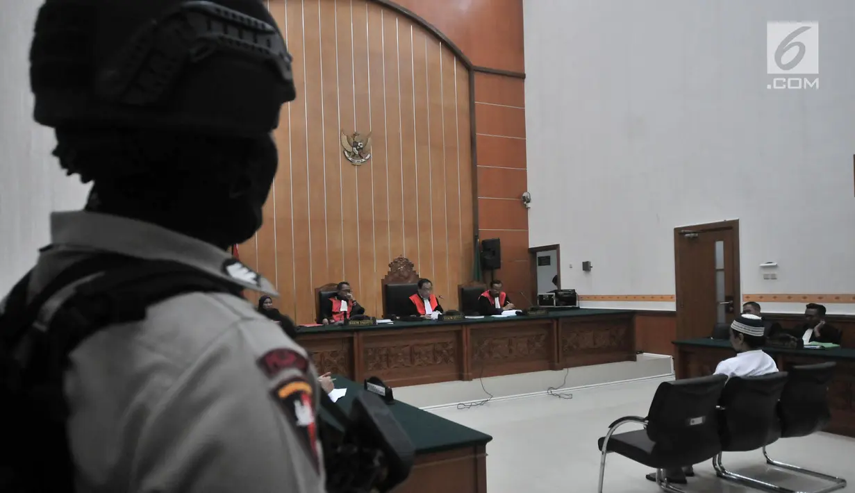 Suasana sidang vonis terdakwa kasus terorisme Wawan Kurniawan terkait kasus penyerangan kantor polisi, pembuatan bom dan pelatihan semi militer di Kabupaten Kampar, Riau di PN Jakarta Barat, Kamis (13/9). (Merdeka.com/Iqbal S. Nugroho)