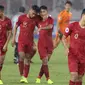Pemain Timnas Indonesia U-19 tertunduk usai kalah melawan Jepang U-19 pada perempat final Piala AFC U-19 2018 di Stadion GBK, Jakarta, Minggu (28/10). Indonesia kalah 0-2. (Liputan6.com/Helmi Fithriansyah)