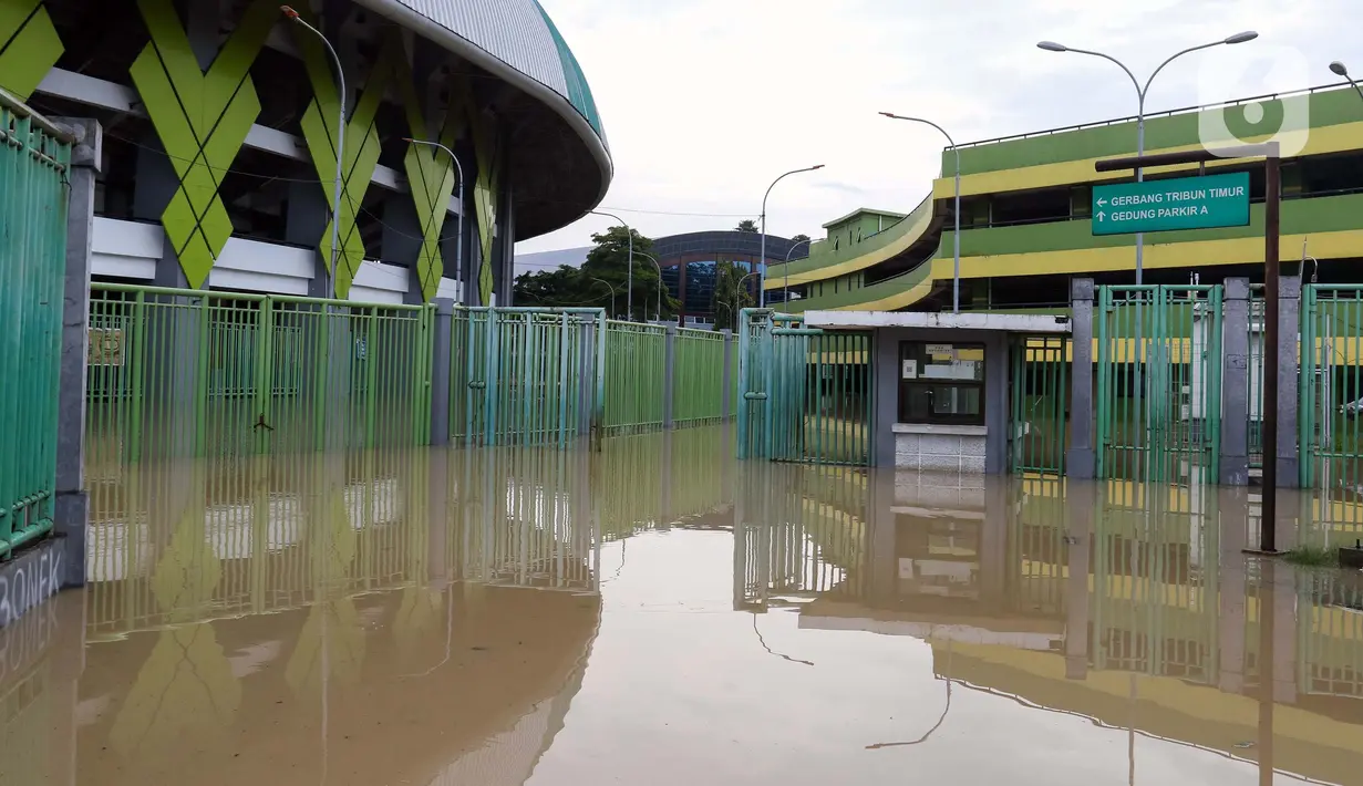 Genangan air di Stadion Patriot Candrabhaga mengakibatkan sejumlah fasilitas penting untuk menunjang jalannya pertandingan seperti gardu listrik, ruang genset, ruang ganti pemain, ruang HB, dan beberapa ruang penting lainnya terendam banjir. (Liputan6.com/Herman Zakharia)