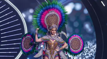 Miss Mexico Debora Hallal tampil pada presentasi kostum nasional kontes kecantikan Miss Universe ke-70 di Eilat, Israel, 10 Desember 2021. Para kontestan dari berbagai negara dengan apik mengeksekusi kostum nasionalnya dan berlomba-lomba menjadi yang terbaik. (Menahem KAHANA/AFP)
