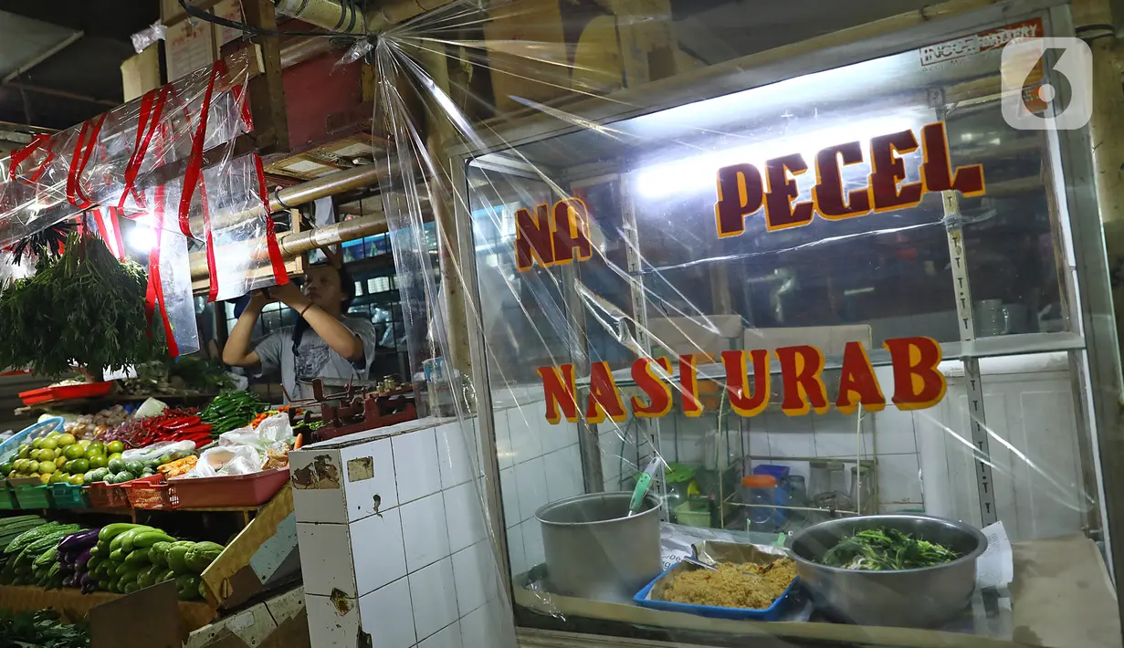 Aktivitas pedagang di Pasar Santa, Jakarta, Selasa (23/6/2020). Plastik pembatas antara pedagang dan pembeli dipasang di kios pasar santa diterapkan dari protokol kesehatan pencegahan COVID-19. (Liputan6.com/Herman Zakharia)