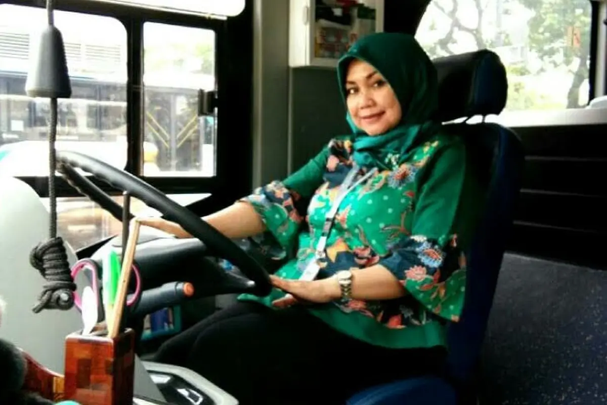 Pengemudi Wanita Bus City Tour Jakarta