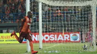 Ekspresi pemain Borneo FC, Boaz Solossa, setelah mencetak gol ketiga ke gawang Persib dalam laga leg pertama perempatfinal Piala Presiden 2015 di Stadion Segiri, Samarinda, Minggu (20/9/2015). (Bola.com/M. Ridwan)