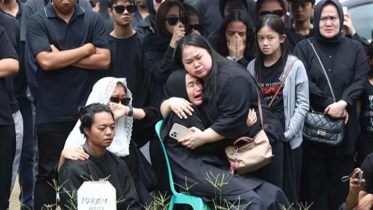 Berusaha Tegar, Reza Arap dan Sahabat Antar Lula Lahfah ke Tempat Peristirahatan Terakhir