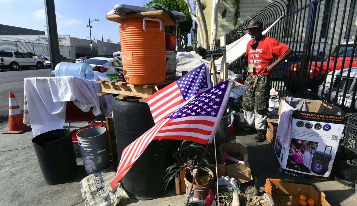 Bendera AS dikibarkan di tempat tinggal veteran yang bernama Kendrick Bailey di Los Angeles, California (10/11). Kendrick Bailey merupakan veteran AS yang pernah bertugas di Vietnam. Kini ia hidup di jalan sebagai tunawiswa. (AFP Photo/Frederic J. Brown)