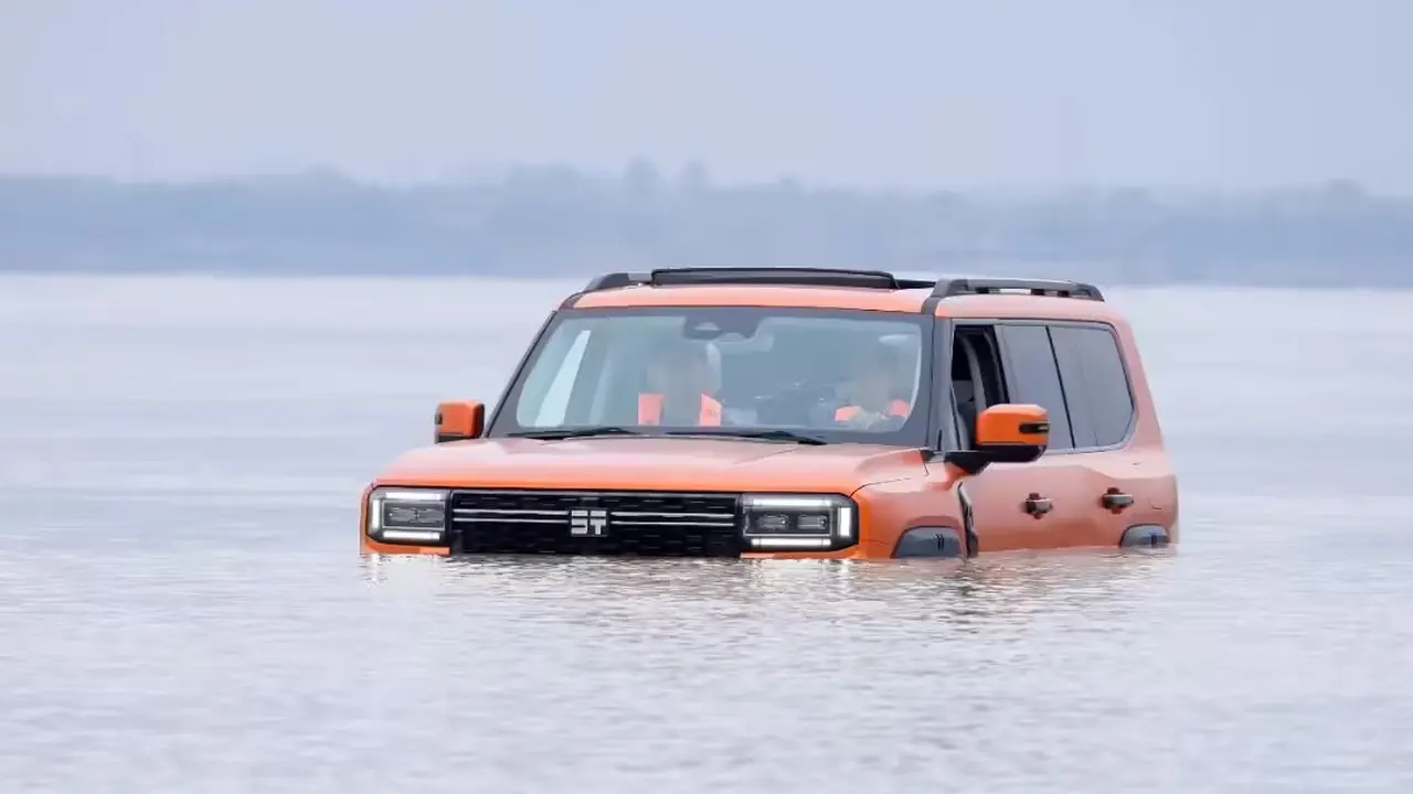 Jetour Zongheng G700 yang sedang melewati sungai.