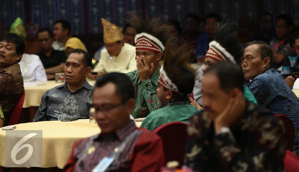 Sejumlah peserta hadir dalam penutupan raker peraturan perundangan-undangan serta pemberian Anugerah Nawacita Legislasi 2016 di Jakarta, Jumat (24/6). (Liputan6.com/Faizal Fanani)