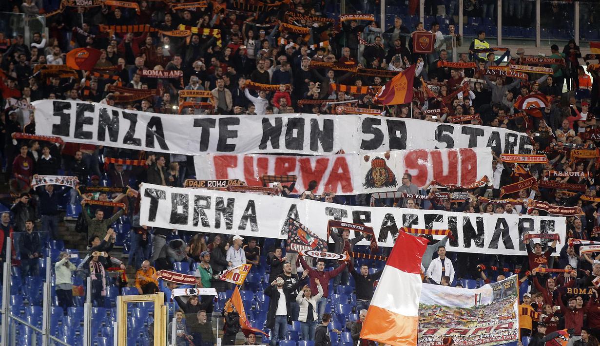 Antusias suporter AS Roma  saat mendukung timnya melawan Palermo pada lanjutan Serie A di Olimpico stadium, Roma, Senin (24/10/2016) dini hari WIB. (EPA/Riccardo Antimiani)
