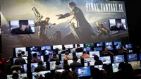 Para pengunjung saat unjuk kebolehan memainkan video game 'Final Fantasy XV' terbitan Square Enix saat acara Paris Games Week di Paris, Prancis (26/10). Paris Games Week diselenggarkan pada 27–31 October. (REUTERS/Benoit Tessier)