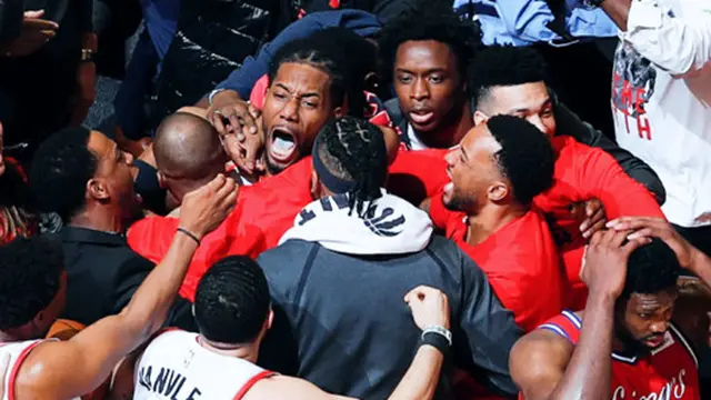 Selebrasi Kawhi Leonard saat menjadi penentu kemenangan Raptors di NBA