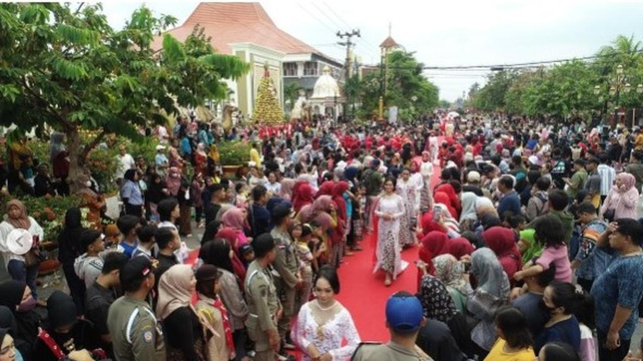 Peragaan busana Kartini dengan catwalk sepanjang 1 kolimeter di Kota Madiun. (Istimewa)