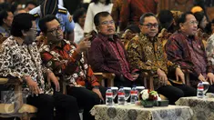 Wakil Presiden Jusuf Kalla (tengah) di dampingi Ketua MPR Zulkifli Hasan bersama empat Wakil Ketua MPR saat menghadiri acara Peringatan Hari Konstitusi di Gedung Nusantara IV, Kompleks Parlemen, Senayan, Jakarta, Kamis (18/8). (Liputan6.com/Johan Tallo)