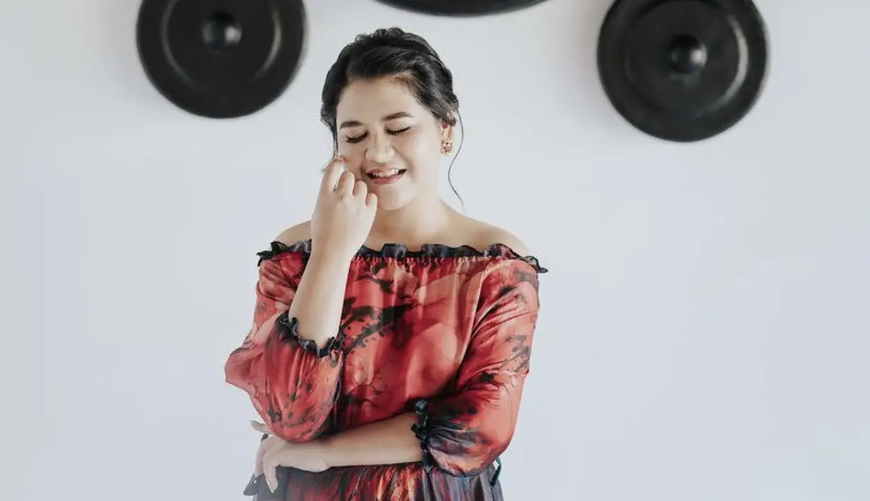 Untuk riasan wajah m, Kahiyang tampil flawles dengan riasan mata yabg on point. Ia memilih gaya rambut sanggul minimalis dengan sedikit rambut yang terurai. Tampilannya begitu anggun berkat profesional MUA Bali Tirta Harum. @garyevan