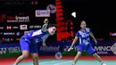 Ganda Putri Indonesia, Greysia Polii/Apriyani Rahayu saat bertanding melawan Mayu Matsumoto dan Ayako Sakuramoto dari Jepang pada perempat final Indonesia Open di Nusa Dua, Bali (26/11/2021). Greysia Polii/Apriyani menang usai bertarung selama 1 jam 16 menit. (Badminton Association of Indonesia/AFP)