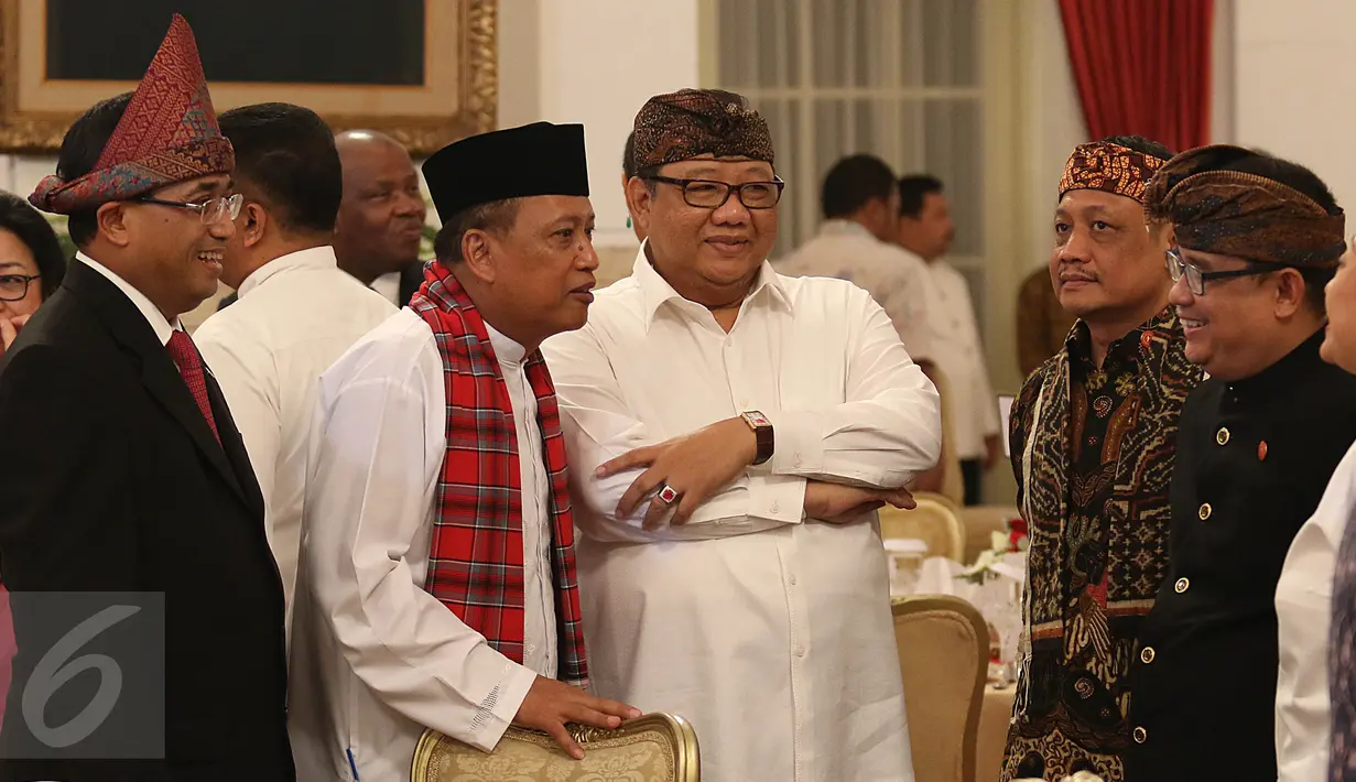 Sejumlah menteri Kabinet Kerja mengenakan pakaian adat nusantara pada Peringatan Konferensi Asia Afrika (KAA) 2017 di Istana Negara, Jakarta, Selasa (18/4). Peringatan KAA kali ini mengangkat tema 'Keberagaman Indonesia'. (Liputan6.com/Angga Yuniar)