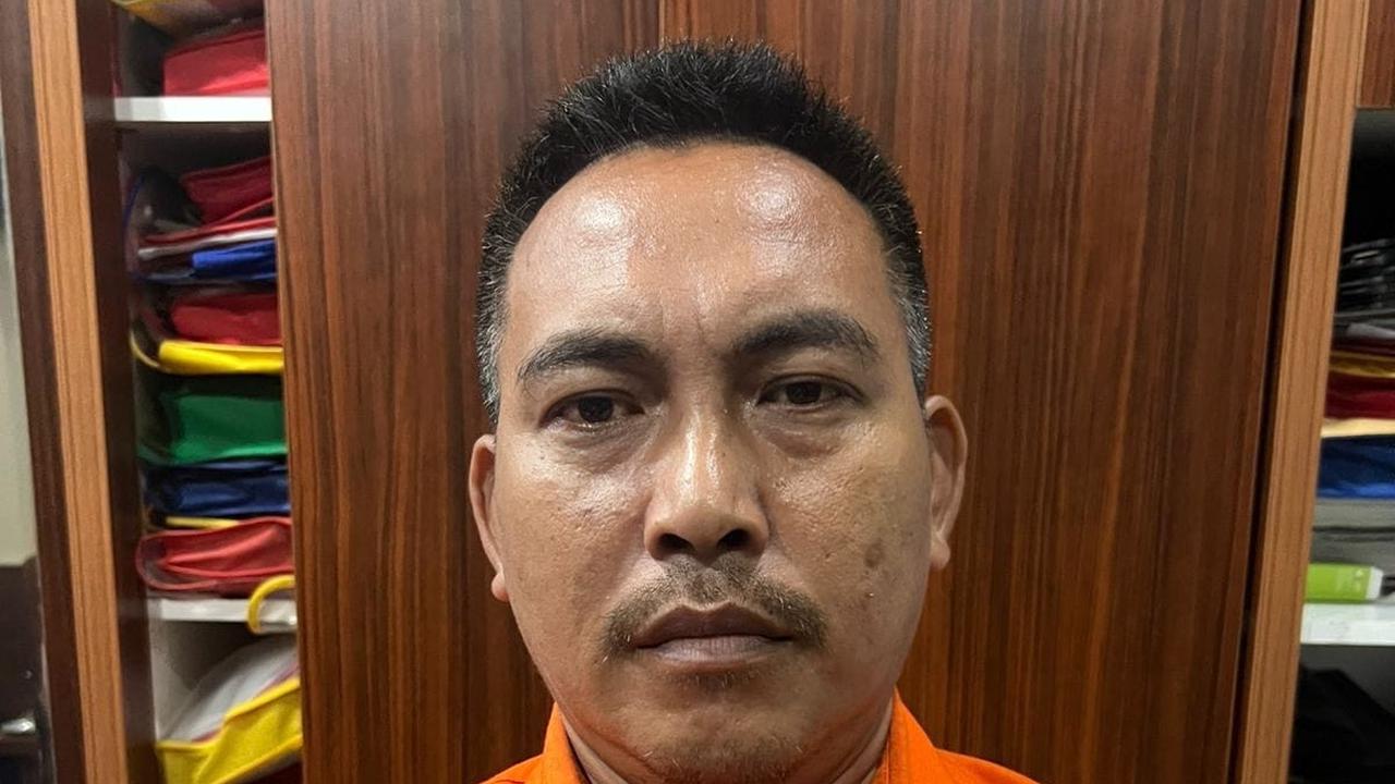 barang bukti produk makanan kedaluwarsa diedarkan ulang satpol pp