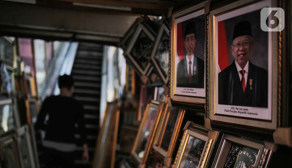Bingkai foto Presiden Joko Widodo dan Wakil Presiden terpilih Ma'ruf Amin yang dijualnya di Pasar Baru, Jakarta, Rabu (16/10/2019). Harga bingkai foto Presiden dan Wakil Presiden tersebut dijual mulai dari harga Rp 90 ribu. (Liputan6.com/Faizal Fanani)