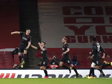 Bek Slavia Praha, Tomas Holes (kiri) melakukan selebrasi usai mencetak gol ke gawang Arsenal pada pertandingan leg pertama perempat final Liga Europa di Stadion Emirates di London, Jumat (9/4/2021). Arsenal bermain imbang atas Slavia Praha 1-1.  (John Walton/PA via AP)