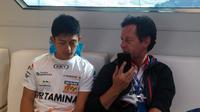 Rio Haryanto bersama Piers Hunnisett saat berada di ruang santai Campos Racing. (Bola.com/Reza Khomaini) 