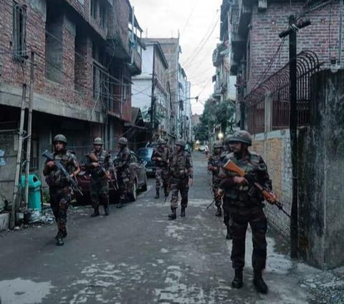 Sedikitnya 130 orang--terbanyak dari Kuki-Zo--tewas dan lebih dari 50.000 orang mengungsi akibat konflik antara kedua etnis itu. Pertikaian dipicu oleh gagasan bahwa kelompok Meitei akan memperoleh keistimewaan dalam hal pendidikan dan peluang kerja di pe