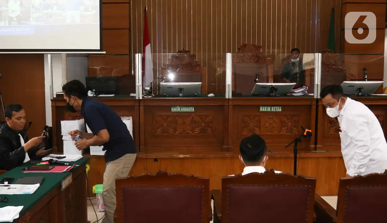 Terdakwa kasus dugaan pembunuhan berencana terhadap Brigadir Nofriansyah Yosua Hutabarat, Richard Eliezer  (kiri) berbincang dengan kuasa hukum saat dihadirkan menjadi saksi dengan terdakwa Kuwat Ma'ruf dan Ricky Rizal di Pengadilan Negeri Jakarta Selatan, Jakarta, Kamis (30/11/2022). Dalam persidangan hari ini, ketiga terdakwa saling bergantian menjadi saksi untuk memberikan keterangan dalam sidang. (Liputan6.com/Herman Zakharia)