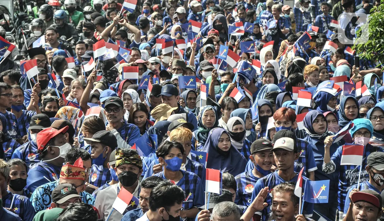 Pendukung partai politik melakukan pawai menuju Kantor Komisi Pemilihan Umum (KPU) RI saat Pendaftaran Peserta Pemilu 2024, Jakarta, Senin (1/8/2022). Sebanyak sembilan partai politik dijadwalkan turut meramaikan hari pertama Pendaftaran Peserta Pemilu 2024 yang dibuka mulai hari ini. (merdeka.com/Iqbal S. Nugroho)