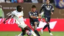 Solidnya barisan pertahanan Real Madrid menyulitkan Salzburg menciptakan peluang bersih untuk mengejar ketinggalan gol. (FRANCK FIFE/AFP)