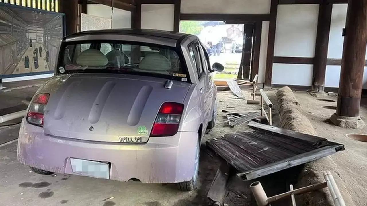 Toilet yang diklaim tertua di Jepang rusak tertabrak mobil. (Kyoto Prefectural Board of Education)