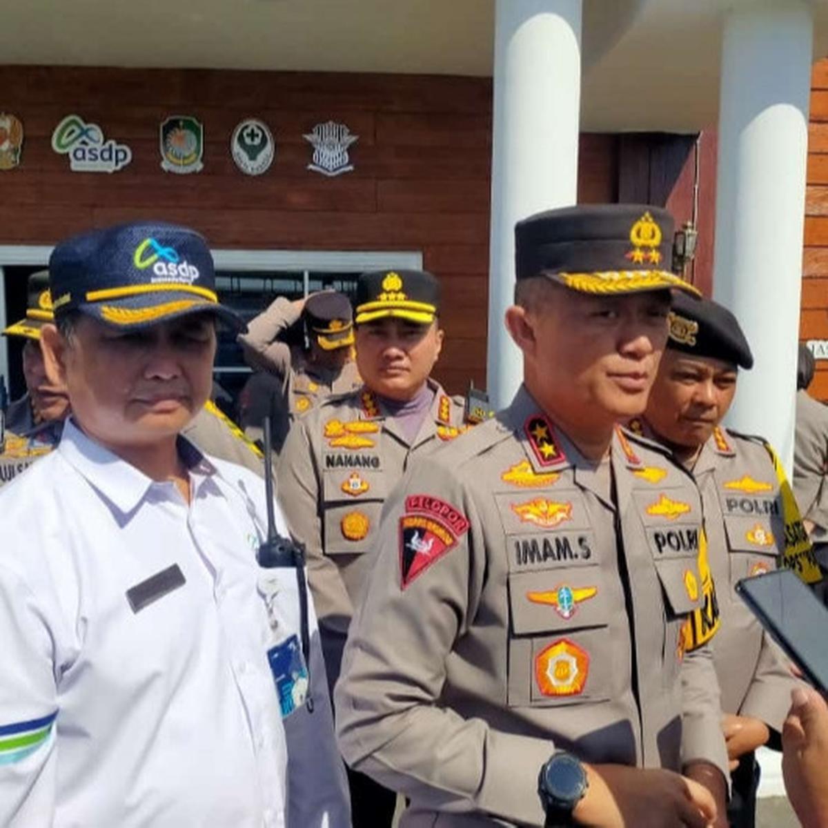 Kapolda Jatim Irjen Pol Imam Sugianto saat meninjau Pos Operasi Puri Agung 2024 di Pelabuhan Ketapang Banyuwangi (Hermawan Arifianto /Liputan6.com)