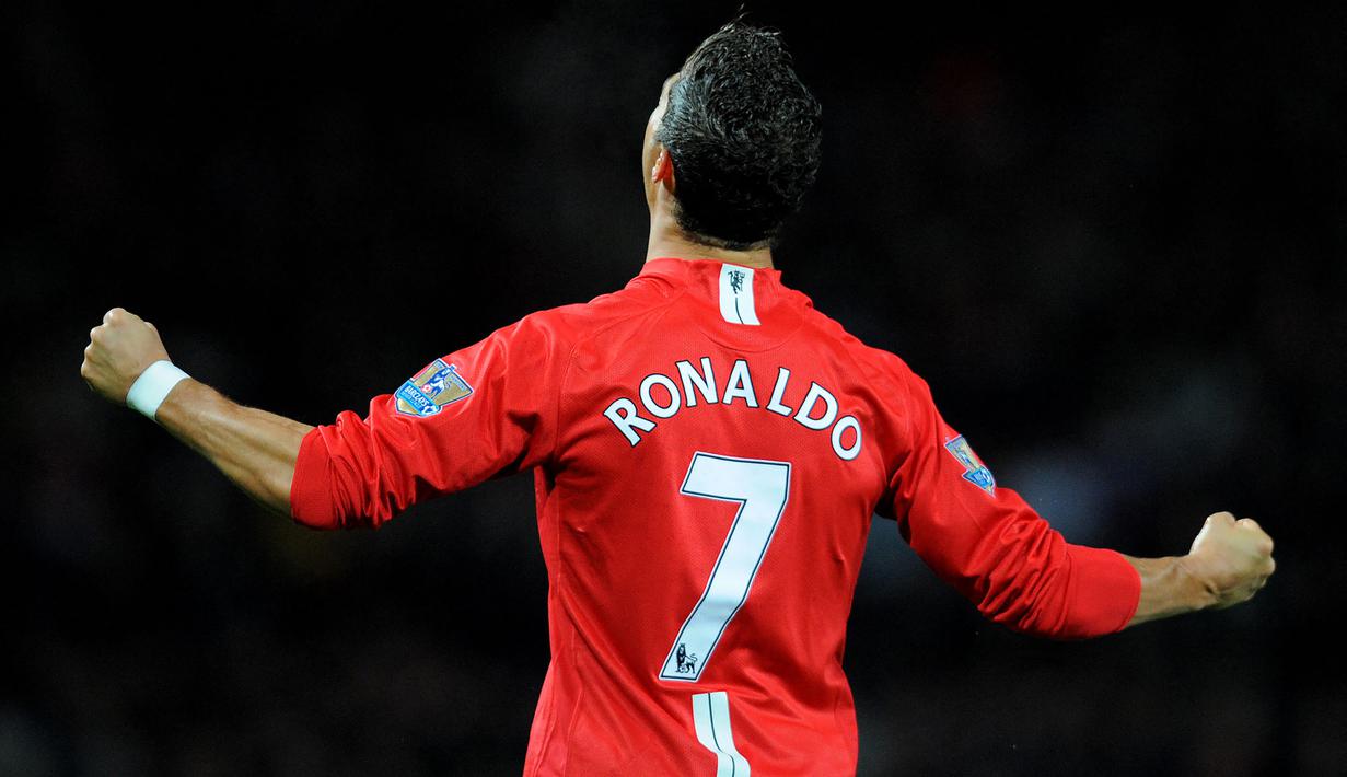 Cristiano Ronaldo telah lebih dahulu menggunakan jersey bernomor punggung 7 di Manchester United yaitu pada periode pertamanya bersama Setan Merah mulai 2003/2004 hingga 2008/2009 alias total 6 musim. Ia mewarisinya dari David Beckham yang hijrah ke Real Madrid. (Foto: AFP/Andrew Yates)