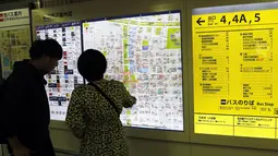 Penumpang melihat peta di stasiun kereta bawah tanah Nagoya, Jepang (23/9/2019). Nagoya merupakan kota terbesar keempat di Jepang dalam jumlah penduduk. (AP Photo/Christophe Ena)