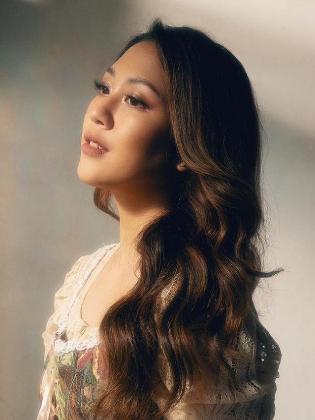 Sherina Munaf dengan rambut panjang (Instagram/sherinamunaf)