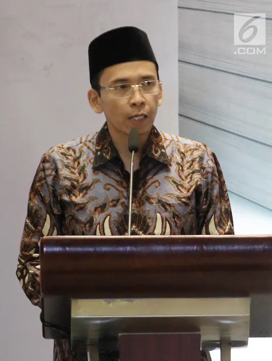 Gubernur NTB, TGB Muhammad Zainul Majdi memberi sambutan pada acara penggalangan dana untuk Lombok-Sumbawa di Jakarta, Jumat (14/9). Acara tersebut juga diikuti lelang barang-barang TGB dan Atlet Indonesia. (Liputan6.com/Herman Zakharia)