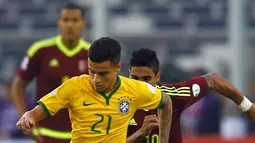 Gelandang Brasil, Philippe Coutinho mengontrol bola dari kejaran Ronald Vargas Cichero saat pertandingan Copa Amerika 2015 di Stadion Monumental David Arellano, Santiago, Chili, (22/6/2015). Brasil menang tipis 2-1 atas Venezuela. (REUTERS/Ricardo Moraes)