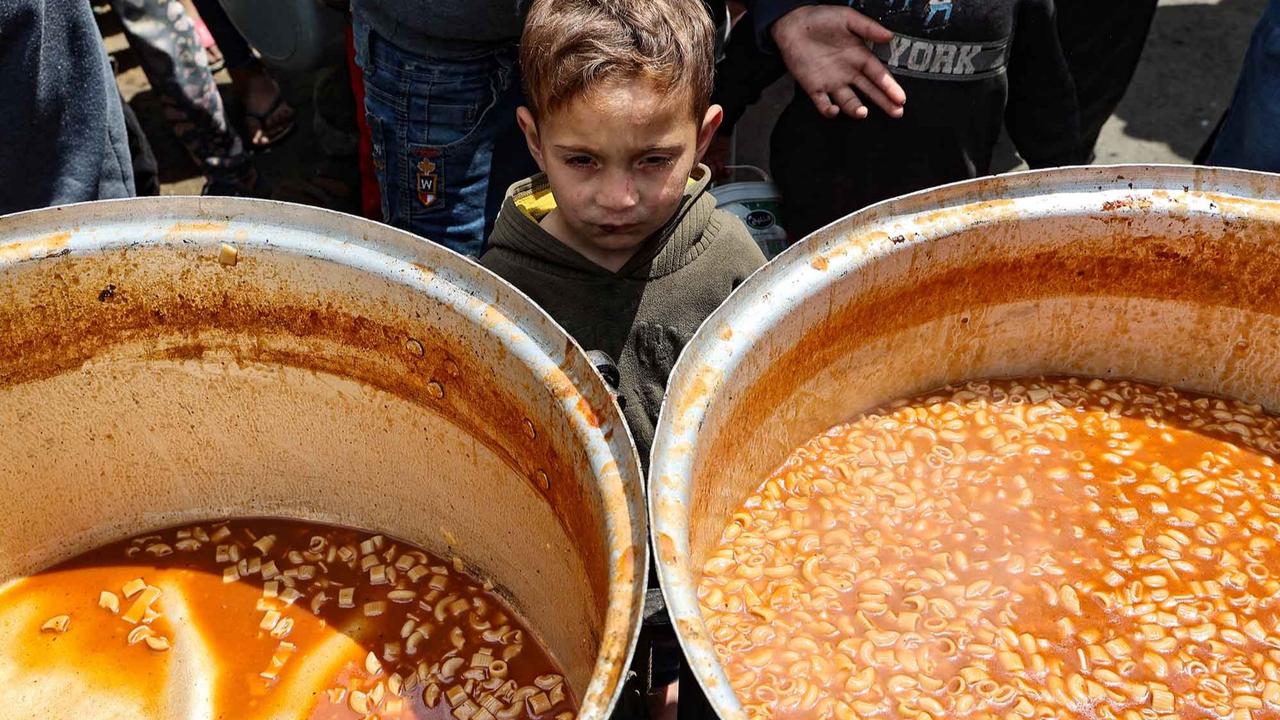 FOTO: Pilu! Ratusan Anak Gaza Kelaparan Mengantri Makanan