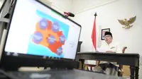 Gubernur Jawa Barat Ridwan Kamil saat telekonferensi bersama Wakil Presiden Maruf Amin perihal perkembangan COVID-19 di Jawa Barat, dari Gedung Pakuan, Kota Bandung, Kamis (22/7/2021).