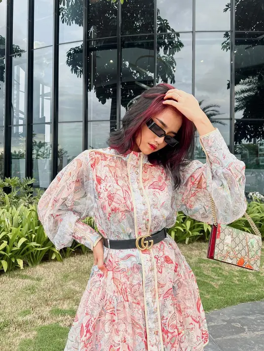 <p>Fuji juga tidak takut untuk bereksperimen dengan warna rambut. Rambut panjang sebahunya ditata bergelombang dan diberi highlight warna merah di bagian depan. Foto: Instagram.</p>