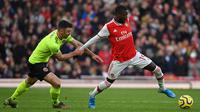 Pemain Arsenal Alexandre Lacazette (kanan) berebut bola dengan pemain Sheffield United Enda Stevens pada pertandingan Liga Inggris di Emirates Stadium, London, Inggris, Sabtu (18/1/2020). Pertandingan berakhir 1-1. (Daniel LEAL-OLIVAS/AFP)